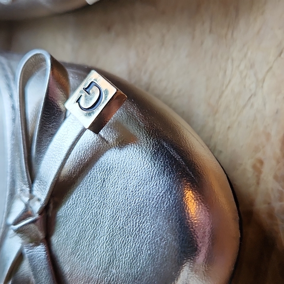 6.5M Metallic White Gold Bow Charms Guess Ballet Flats Vegan - Picture 4 of 14